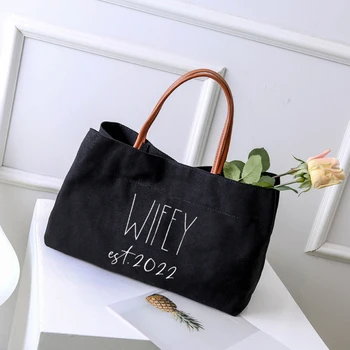 Wifey Est.2022 Сумка-тоут с принтом, подарок новой жене для невесты, сумка для душа, женская повседневная пляжная сумка, сумка для покупок Изображение