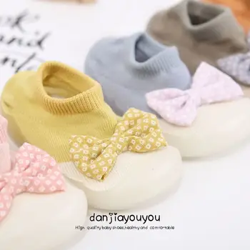 Детская противоскользящая обувь для новорожденных девочек, хлопковые нескользящие носки в пол для маленьких девочек, домашние кроссовки на резиновой подошве с бантиком для девочек Изображение