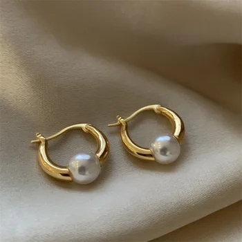 Новый простой металлический круг золотого цвета с жемчугом, Маленькие серьги-кольца для женщин, Модные Темпераментные круглые серьги оптом Изображение